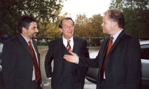 Jürgen Hestler empfängt Franz Müntefering zum Roten Stuhl