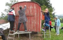 Der Bauwagen der SPD Weissacher Tal wird auf Vordermann gebracht.