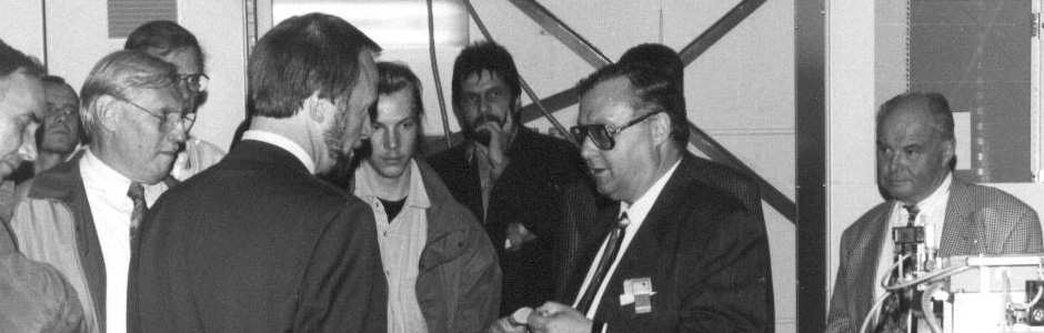 Rainer Brechtken (mitte links) im intensiven Gepräch